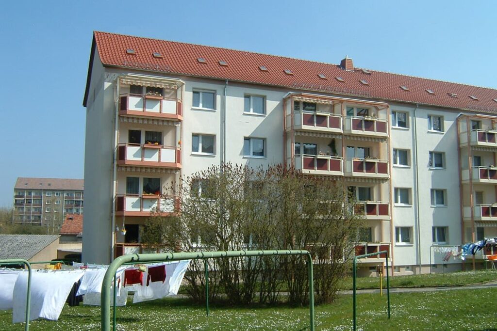 Mehrfamilienhaus in der Meischnerstraße 79 in Penig Außenansicht mit Balkonen und Wäschestangen im Vordergrund