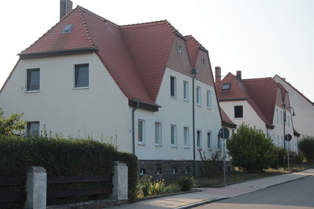 Mehrfamilienhaus im Tauschaer Weg 3 in Penig Außenansicht mit Begrünung