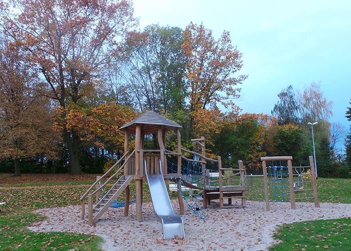 Spielplatz in Wohngebiet II mit Wiese und Bäumen im Hintergrund